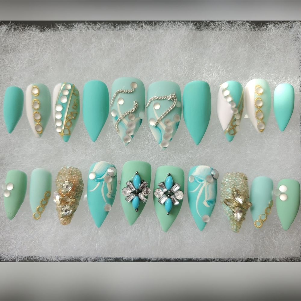 Luxurious press-on Nails - Picture 1 of 13